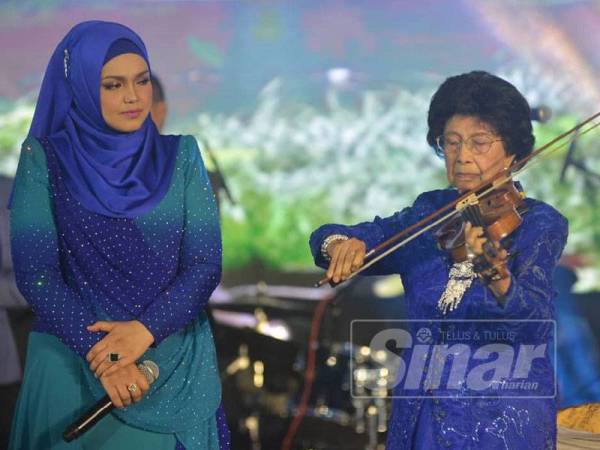 Isteri Perdana Menteri, Tun Dr Siti Hasmah Mohamad Ali menggesek biola ketika membuat persembahan khas diiringi Penyanyi Tanah Air, Datuk Siti Nurhaliza pada Makan Malam Amal Kempen Tabung Pahlawan di Wisma Perwira Angkatan Tentera Malaysia malam ini.