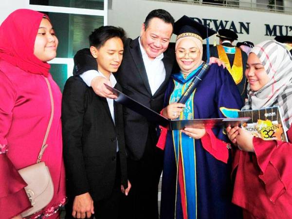 Keluarga meraikan kejayaan Farshila sempena Majlis Konvokesyen Ke-32 UUM.