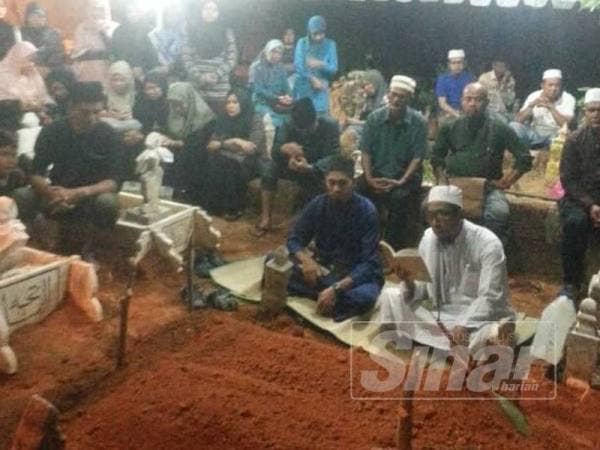  Kedua-dua beranak selamat dikebumikan dalam satu liang lahat.