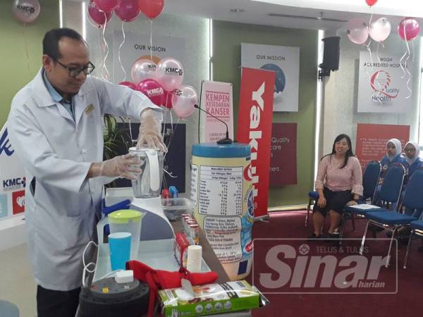 Pegawai Dietitik KMC, Khir Izwan menunjukkan demonstrasi ringkas membuat minuman probiotik kurma hasil campuran Yakult dan buah kurma.