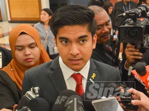 Syed Saddiq ketika ditemui media di lobi Parlimen di sini hari ini. - FOTO SHARIFUDIN ABDUL RAHIM