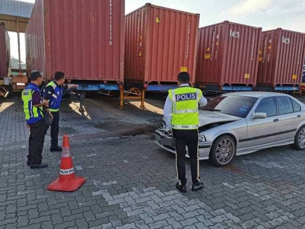 Polis menjalankan siasatan di tempat kejadian.