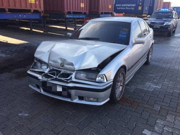 Keadaan kereta mangsa yang mengalami kerosakan di bahagian hadapan selepas melanggar sebuah treler di NBCT pagi tadi.