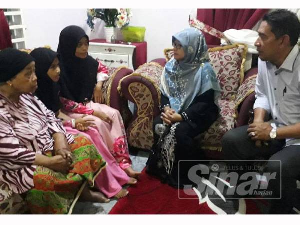 Zamri (kanan) ketika turun menziarahi Zarina (tiga dari kiri) dan keluarganya di Kampung Hujung Alor, Alor Setar.