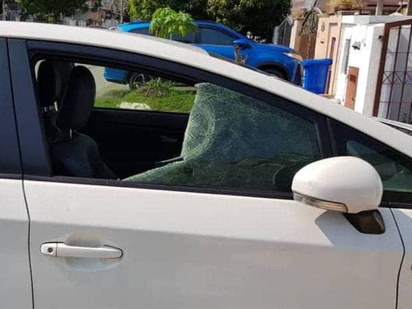 Cermin kereta Zaty pecah akibat insiden itu.