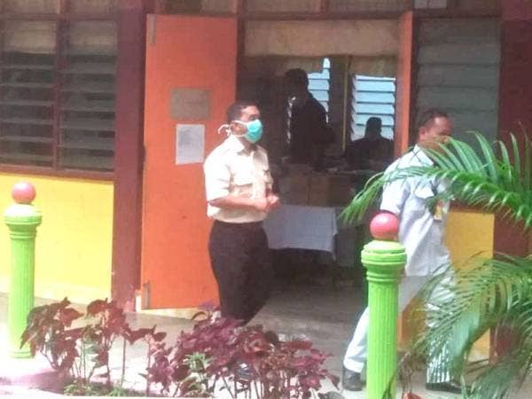 Semua mangsa keracunan makanan ditempatkan di pusat sumber sekolah untuk diberikan rawatan.