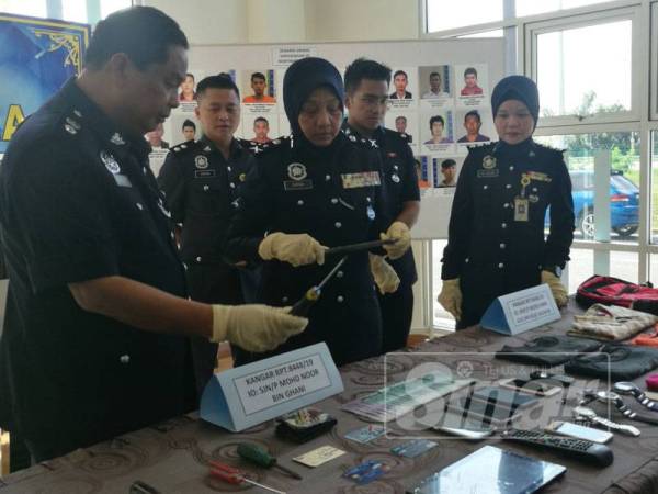 Surina menunjukkan senjata yang digunakan suspek untuk memecahkan rumah kedai.