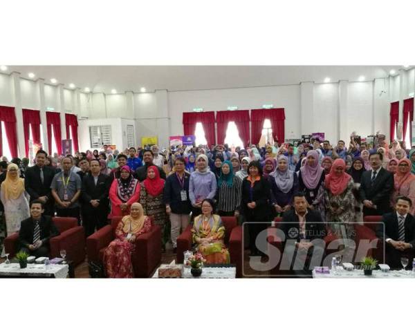 Narimah (tengah) bergambar bersama peserta selepas Majlis Perasmian Seminar Kaunseling Perkahwinan dan Seksualiti sempena Bulan Kaunseling (MASEC) 2019 di Pusat Keluarga LPPKN Seremban hari ini.