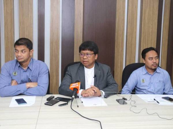 Asmuni (tengah) dan Hasnul Zulkarnain (kiri) pada sidang akhbar di Bangunan Perak Darul Ridzuan semalam.