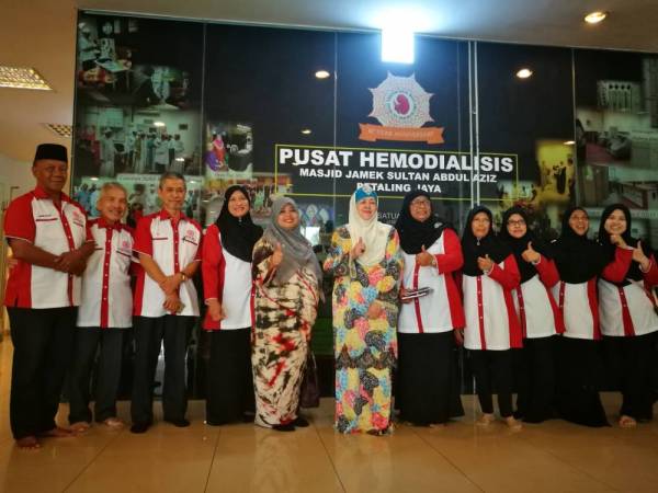 Zaidah (lima dari kanan) dan ahli Persatuan Dialisis MJSAA bersama Datin Paduka Arafiah (tengah) di hadapan Pusat Dialisis MJSAA.