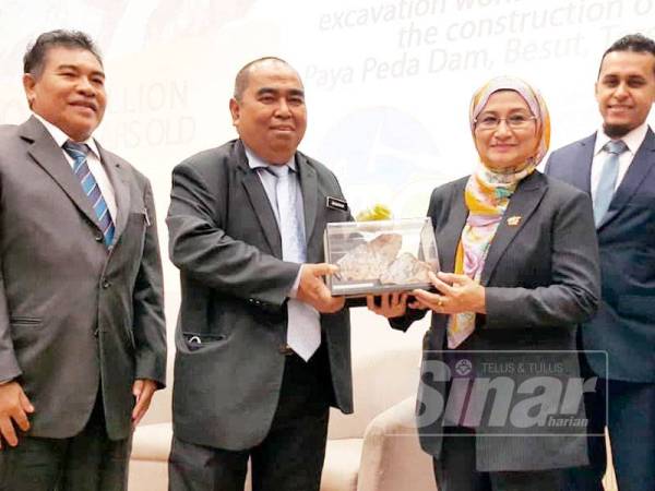 Dr Nor Aieni (dua dari kanan) menerima fosil tumbuhan berusia kira-kira 300 juta tahun yang disumbangkan JMG.