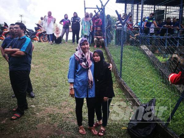 Norsyahida (kanan) ketika ditemui di lokasi kejadian.