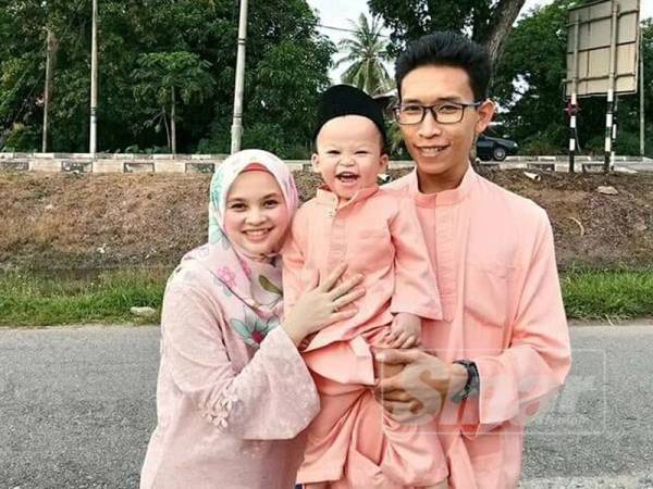 Gambar kenangan Muhammad Naim bersama Norsyahida dan anak mereka.