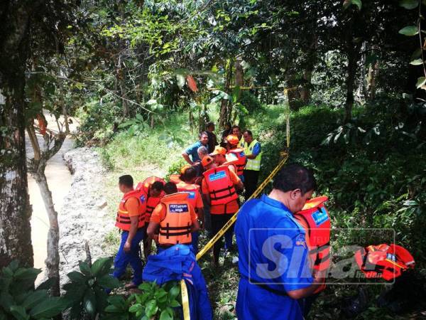 Pasukan keselamatan melakukan operasi mencari dan menyelamat di lokasi kejadian.