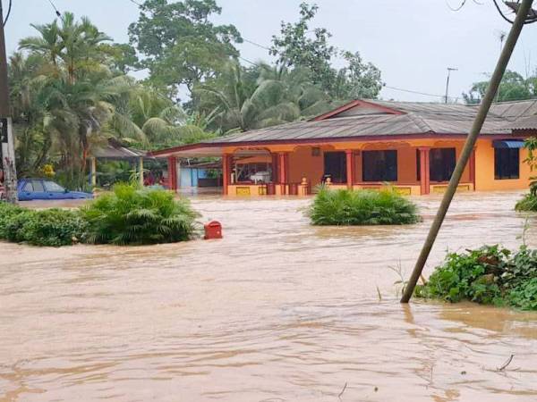 Keadaan rumah penduduk ketika banjir berlaku di Kampung Ulu Pulai tengah hari tadi. FOTO: IHSAN JABATAN BOMBA DAN PENYELAMAT