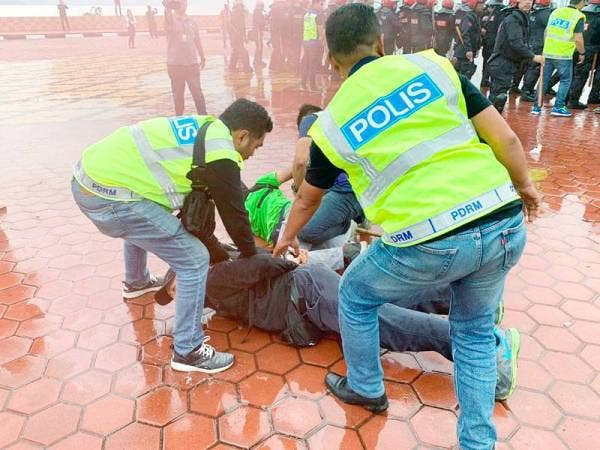 Penyokong yang bertindak ganas ditahan oleh pihak berkuasa.