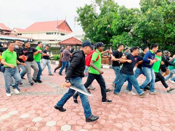 Simulasi selama lebih sejam yang bermula 4.30 petang petang itu melibatkan 250 anggota dan pegawai dari tiga unit iaitu FRU, LSF dan PORU.