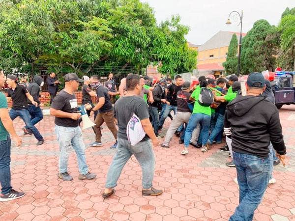 Keadaan bertambah teruk apabila mereka enggan bersurai.