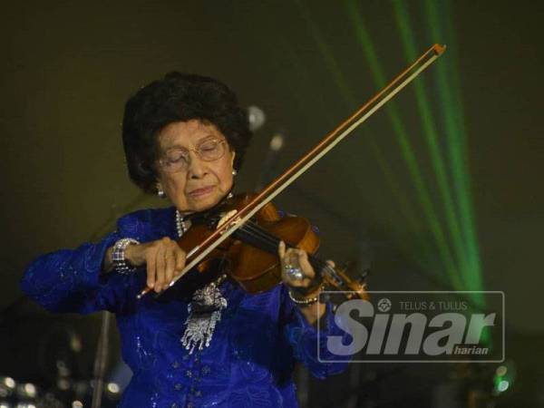 Siti Hasmah mempersonakan tetamu yang hadir menerusi penampilan khas menerusi gesekan biolanya. - Foto: SHARIFUDDIN ABDUL RAHIM