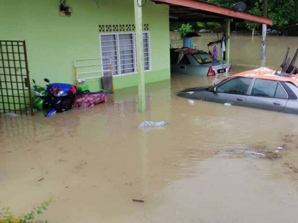 Keadaan rumah penduduk dinaiki air. 