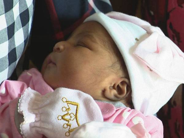 Bayi comel yang selamat dilahorkan semasa Tornodo melanda. - FOTO:AGENSI