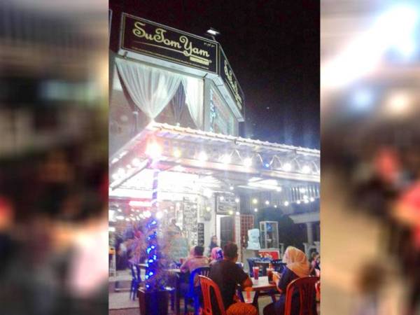 Pendapatan peniaga boleh terjejas sekiranya waktu operasi dihadkan sehingga 12 tengah malam sahaja.