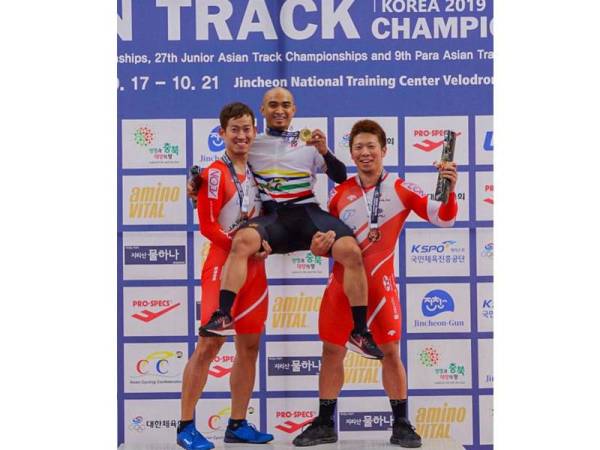 Azizulhasni dijulang dua pelumba Jepun selepas memenangi emas acara pecut individu ACC 2020 kelmarin.