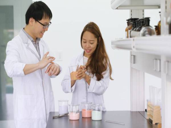 PERKEMBANGAN kajian saintifik dan teknologi dipercayai menjadi faktor mendorong syarikat itu mampu melangkah ke hadapan sebagai syarikat terkemuka dunia.