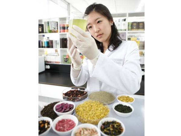 PENYELIDIKAN menggunakan teknologi Blossoming Energy sejak 1991 bagi menghasilkan produk berasaskan bunga-bungaan untuk penjagaan kulit secara semula jadi.