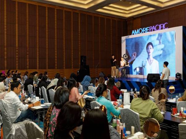 SESI tata rias dan teknik solekan menggunakan produk AmorePacific yang dikendalikan Ketua juruMekap Artis AmorePacific, Jason Lee.