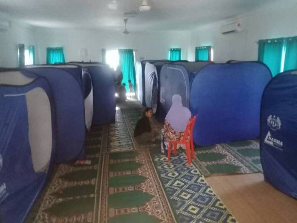 PPS di Dewan Masjid Kampung Ulu Pulai, Pontian yang dibuka tengah hari semalam. - Foto APM Joho
