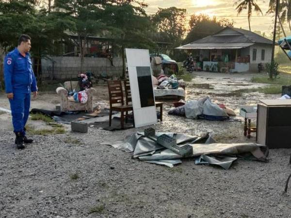 Anggota APM Johor meninjau kesan banjir di kawasan yang terjejas hari ini. - Foto APM