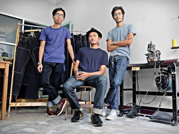 AHMAD Safuan (kanan) bersama rakannya, Mohamad Aidil Akhyar dan Ahmad Syukri Kamarudin yang bersama-sama bersatu mengembangkan jenama RDH.