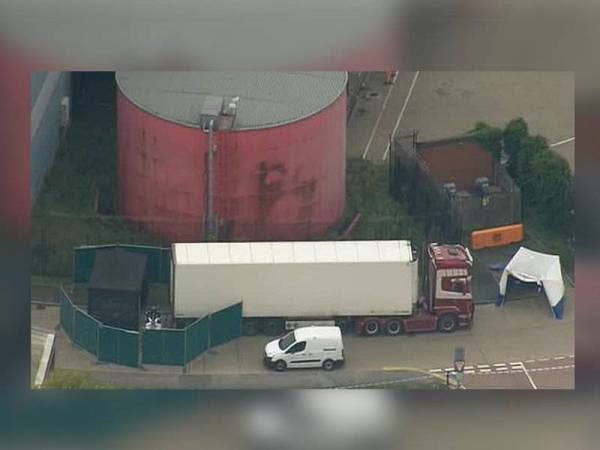 39 mayat ditemukan di dalam sebuah lori di Taman Perindustrian Waterglade, Eastern Avenue, Grays kira-kira jam 1.40 pagi tadi. - Foto Agensi