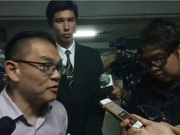 Kuan Yew bersama peguamnya Rajsurian.