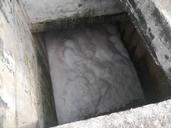 Terdapat buih di kolam takungan JAS di Sendayan.