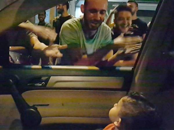 Peserta protes antikerajaan di Lubnan menyanyikan lagu Baby Shark ketika seorang budak lelaki dan ibunya terperangkap dalam kesesakan trafik di selatan Beirut. -Foto Agensi