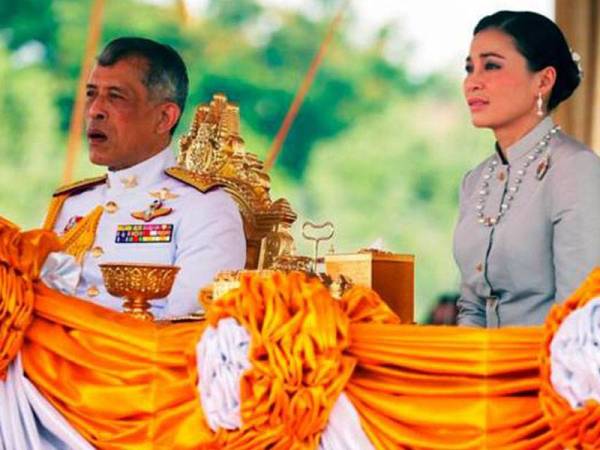 Raja Thailand, Maha Vajiralongkorn dan Ratu Suthida Bajrasudhabimalalakshana pada satu majlis rasmi. - Foto Agensi
