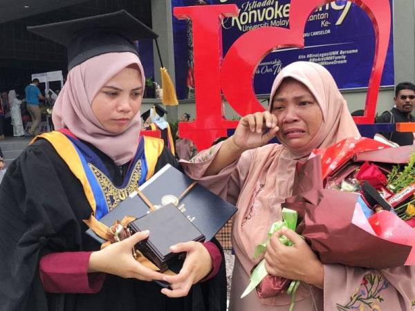 Siti Aliza yang tidak dapaf menahan sebak berbangga terhadap kejayaan yang diperoleh anaknya itu.