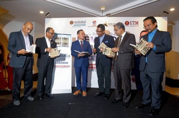Dr Maszlee (tiga, kiri) bersama pengarang buku ‘Membaca: Motivasi dan Kaedah’ Datuk Seri Profesor Zaini Ujang (tiga, kanan) dan Presiden Universiti Islam Antarabangsa Malaysia (UIAM) Datuk Dr Mohd Daud Bakar (dua, kanan) pada pelancaran buku tersebut di Universiti Islam Antarabangsa Malaysia hari ini. -Foto Bernama