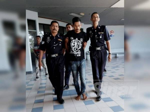 Tertuduh didakwa mmebunuh isteri dan anak tirinya.