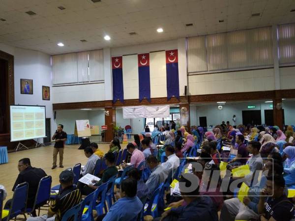 Taklimat Pengurusan PRK Parlimen Tanjung Piai di Dewan Jubli Intan Sultan Ibrahim Pontian di sini pagi tadi.