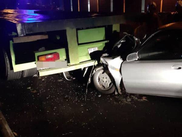 Keadaan kereta dipandu mangsa yang merempuh belakang sebuah lori treler di Jalan Desa Idaman 3/2 Taman Desa Idaman, Senai di sini awal pagi tadi.