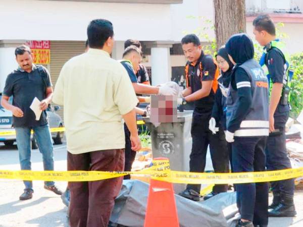 Polis mengeluarkan mayat bayi perempuan yang ditemui dalam tong sampah di Bandar Baru Nilai hari ini.