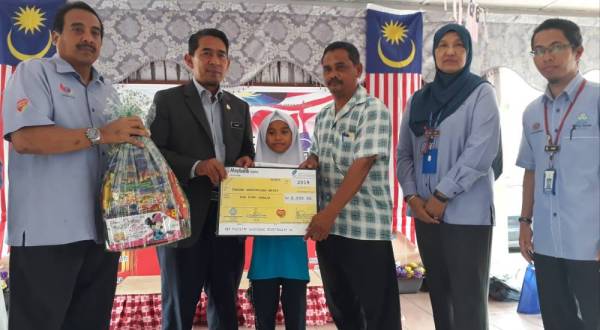 Amran (tiga dari kanan) menerima replika cek faedah pengurusan mayat dari Zamri. Turut kelihatan Shaharuddin (kiri) dan Nurul Huda (tiga dari kiri).