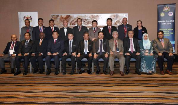 Mohamad Sabu (duduk, tengah) bergambar semasa hadir pada Dialog Perwira 4 - Sesi Dialog Kertas Putih Pertahanan - Masyarakat Sivil dan Veteran hari ini. - Foto Bernama