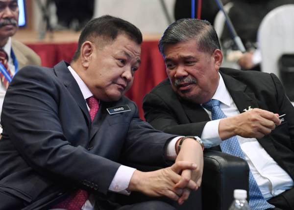 Mohamad Sabu bersama Abdul Hamid ketika hadir pada Dialog Perwira 4 - Sesi Dialog Kertas Putih Pertahanan - Masyarakat Sivil dan Veteran hari ini. - Foto: Bernama