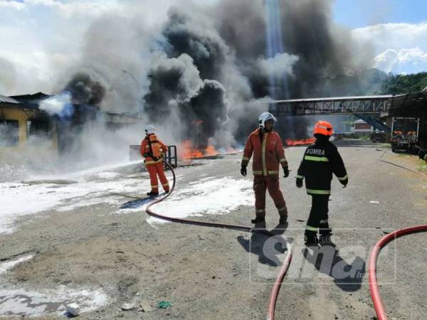 Kebakaran dapat dikawal sepenuhnya dalam masa satu jam. - Foto Bomba