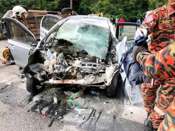Kereta yang dinaiki dua wanita remuk selepas bertembung dengan Toyota Hilux di Jalan Simpang Pulai- Cameron Highlands hari ini. - Foto JBPM Perak.