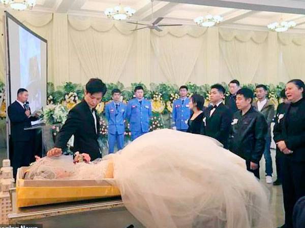 Yang memakai gaun pengantin pada hari pengebumiannya.